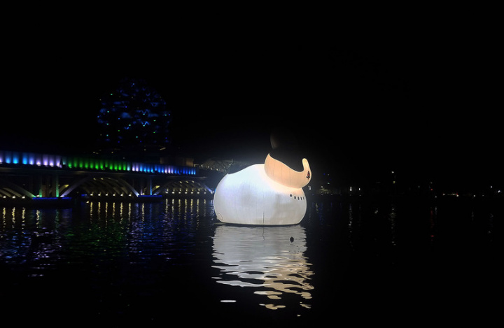 繼人氣貼圖角色「無所事事小海豹」及「PP mini小小企鵝」現身高雄愛河灣後，第3個超夯明星「ㄇㄚˊ幾兔」28日晚間也點亮燈光，讓沿岸擠滿人潮。