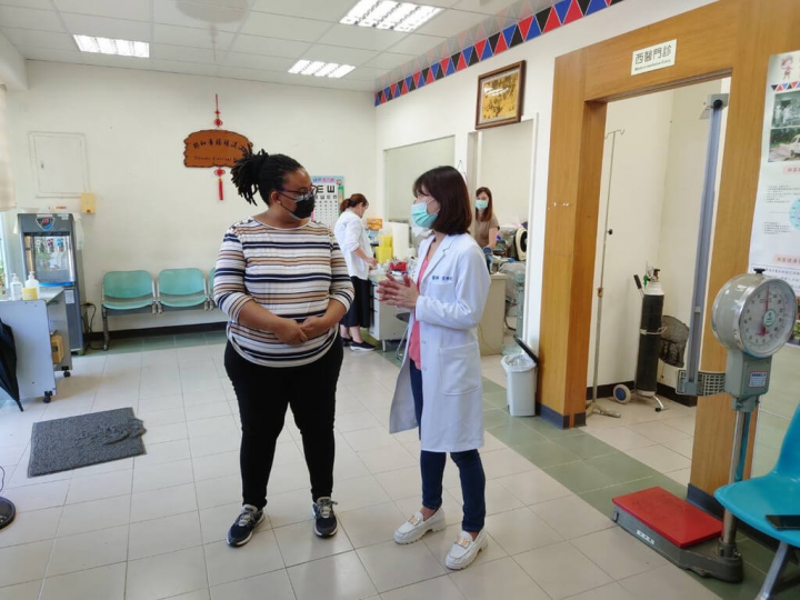 非洲友邦史瓦帝尼醫療團到嘉義學習兒婦科照護並參訪山區醫療，嘉義基督教醫院家庭醫學科主治醫師暨部落健康中心主任安欣瑜（右）協助說明。（安欣瑜提供）
