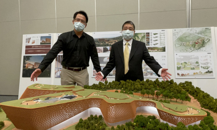 金門縣中心圖書館及美術館新建工程公開競圖設計結果30日在台北揭曉，由潘冀聯合建築師團隊獲得首獎，潘冀聯合建築師事務所副總經理黃種財（右）及國際長李大威（左）