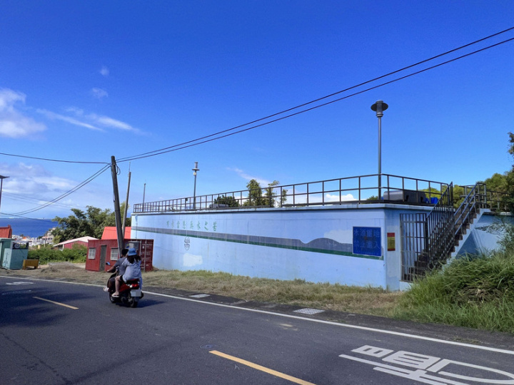 屏東離島小琉球島上民生用水是透過海底管線送水至當地的4座配水池（圖）儲放，近期暑假因遊客量大，導致送水量不足因應用水量，配水池處於低水位狀態，台水公司不得已執行分區供水，也呼籲民眾節約用水，共體時艱