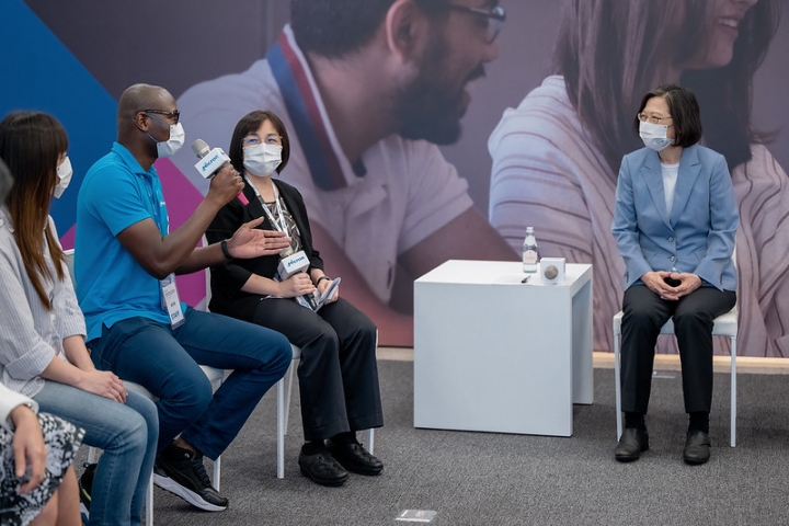 總統與台灣美光公司員工進行交流，關心員工的工作狀況，並分享政府培育半導體人才的模式及經驗，希望為臺灣的半導體產業攬才、留才