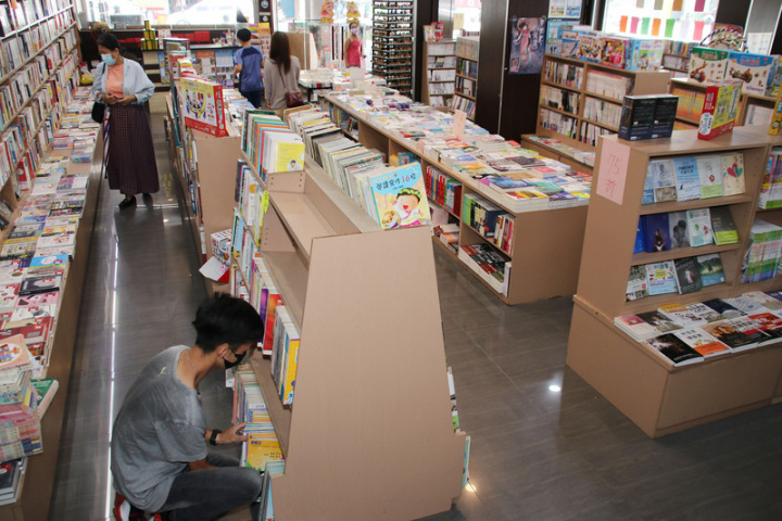 營業66年的南投草屯三省堂書店7日突然掛出顯眼的「結束營業」紅布條，並在臉書（Facebook）粉絲專頁同步宣布消息，令不少老顧客大感驚訝。