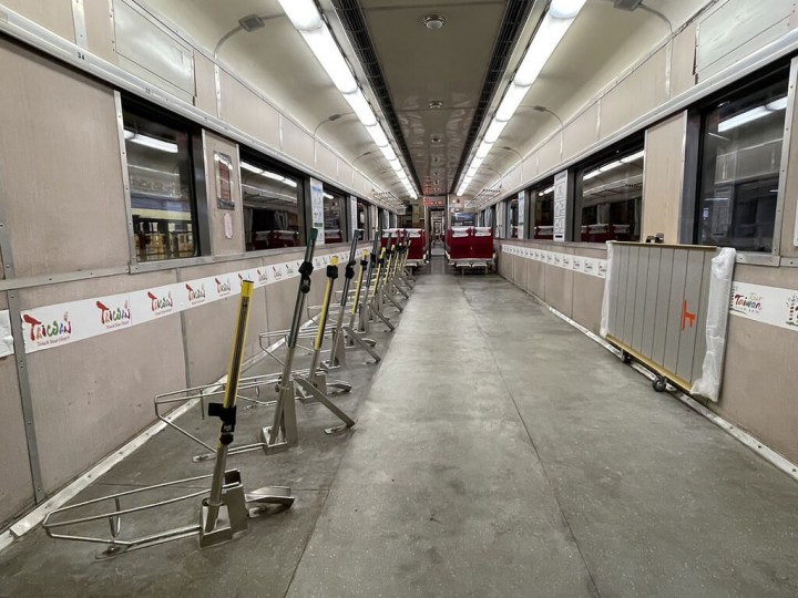 台鐵打造兩鐵旅遊列車，是運用莒光號自行車車廂進行編組，有5節「人車同行車箱」，每1車廂內有16個座位與15個車架；目前兩鐵旅遊列車已由雄獅旅遊取得經營權，首團預定9月9日出發。（台鐵提供）