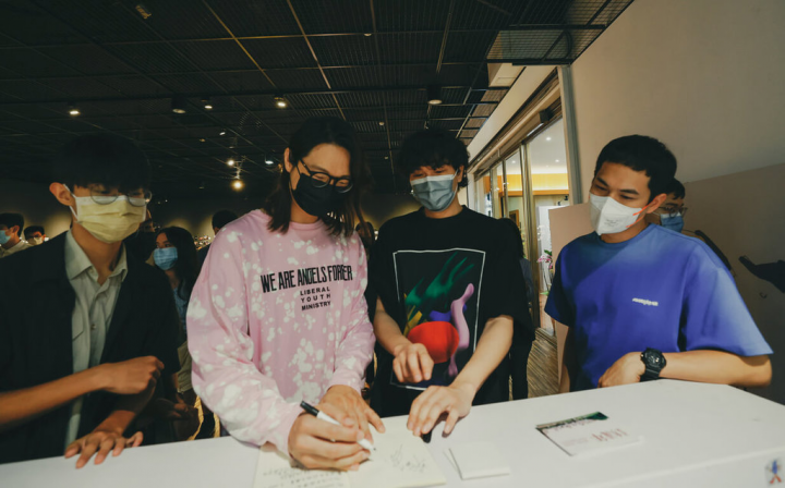 畢業於建國中學的宇宙人樂團成員阿奎（右起）、小玉、方Q，8日特別前往參觀由建國中學及松山高中攝影社共同主辦的「似水流年」攝影展，現場留下祝福的話。（文總提供）