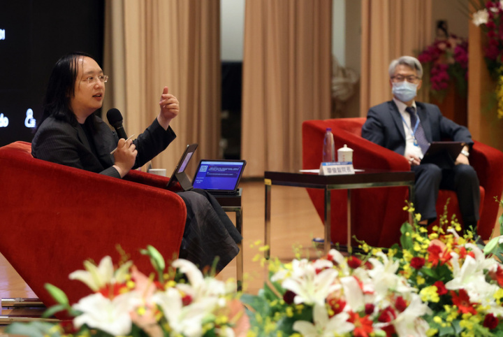 中央研究院院長廖俊智（右）5日主持中研院院士會議，由行政院政務委員唐鳳（左）以「國家數位發展規劃」進行專題討論。