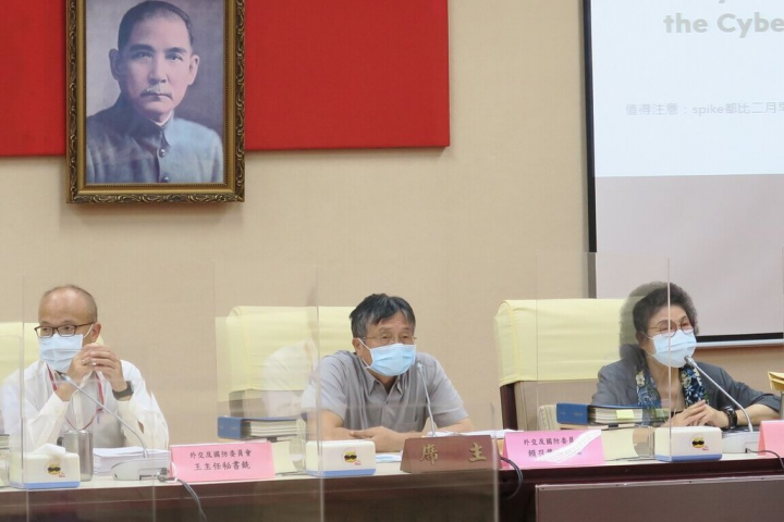 監察院外交及國防委員會25日邀國立台北大學犯罪學研究所助理教授沈伯洋，以「認知作戰–從疫情到烏俄戰爭」為題演講，共有包括監察院長陳菊（右）在內等21位監委參加。（監察院提供）