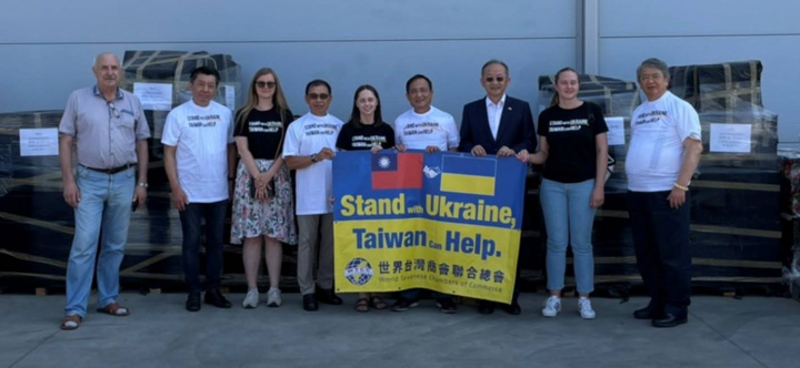 王德總會長與烏克蘭國立基輔兒童醫院工作人員（黑色T恤)合影