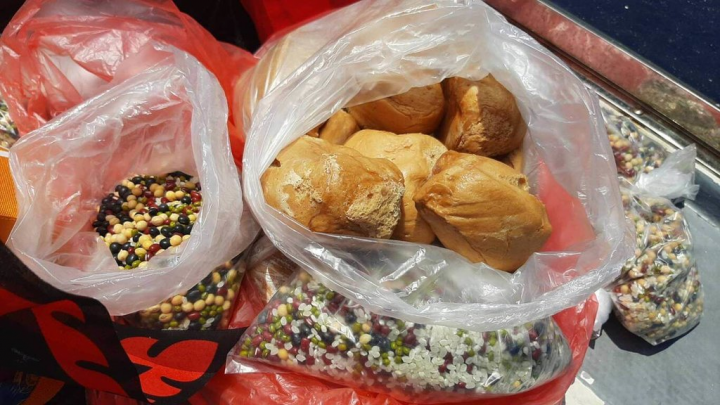 基隆市和平島社靈廟10日舉辦「海上游江」，不同於以往王船船隊會在途中拋灑金紙，今年改以饅頭、五穀替代守護海洋環境。（文史工作者尹德根提供）