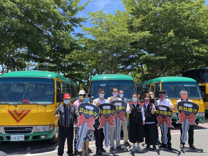 花蓮一些偏鄉學子上學路途遙遠，沒有火車、公車可搭，校車就成為重要交通工具，花蓮縣政府獲教育部補助汰換已屆法定使用年限的交通車，12日5所學校5輛車舉行交車典禮，縣長徐榛蔚（前右4）於典禮中將車鑰匙頒授予各校長。
