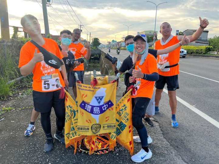 高雄中學儀隊學生響應九天民俗技藝團挑戰為公益募款而走。其中應屆畢業生陳馬睿駿（前右）、黃皓丞（前左）1日就從台中出發。（圖取自facebook.com/KSHSHONORGUARD）