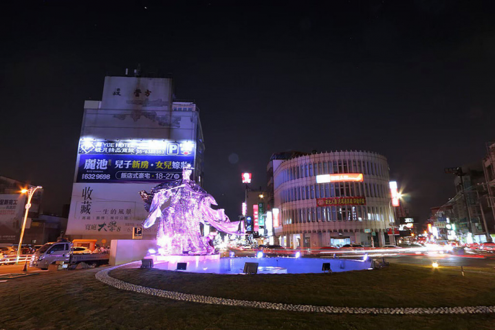 雲林縣虎尾鎮公所指出，素還真圓環是全國第一座布袋戲戲偶圓環，已成為虎尾新意象，夜間並推出燈光秀，獨具風情。（虎尾鎮公所提供）