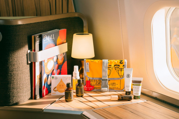 中華航空表示，華航永續示範航班碳排量減少近2成、約10公噸，相當於造林25座籃球場，獲天合聯盟及永續評審團肯定；為與旅客分享永續示範航班獨創的多項服務用品，包括與台灣文創品牌共同開發、利用機上功成身退的救生衣再製而成的「華航環保旅行包」等產品，即日起限量開賣。（華航提供）