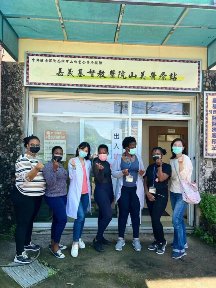 非洲友邦史瓦帝尼醫療團到嘉義學習兒婦科照護，近日參訪阿里山區醫療，嘉義基督教醫院家庭醫學科主治醫師暨部落健康中心主任安欣瑜（左3）協助說明，醫療團參訪後非常羨慕台灣便宜且優良的醫療服務。（安欣瑜提供）