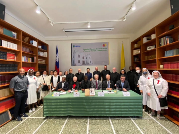 為慶祝中華民國與教廷建交80年，駐教廷大使館舉行「美麗寶島、天主莊園」研討會，分享台梵長年攜手追求信仰自由、人權、和平等共同價值的各種行動，包含教廷高層官員約有80人出席。（駐教廷使館提供）