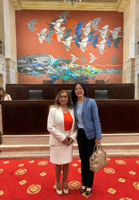桂志芸代表與歐索麗眾議員於哥倫比亞眾議院議場合影。