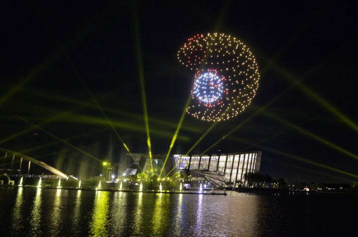 故宮南院「仲夏平安夜」水舞聲光秀及無人機首場展演16日晚間盛大登場，無人機一度排出「小精靈吃病毒」圖樣，盼COVID-19疫情早日消弭。