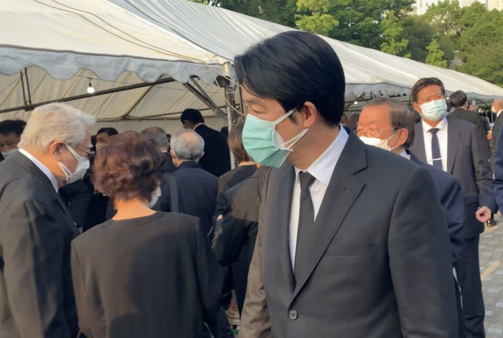 副總統賴清德11日下午抵達日本後立刻前往前首相安倍晉三的東京寓所弔唁，傍晚以家屬親友身分前往增上寺的祭壇前捻香致哀。（讀者提供）