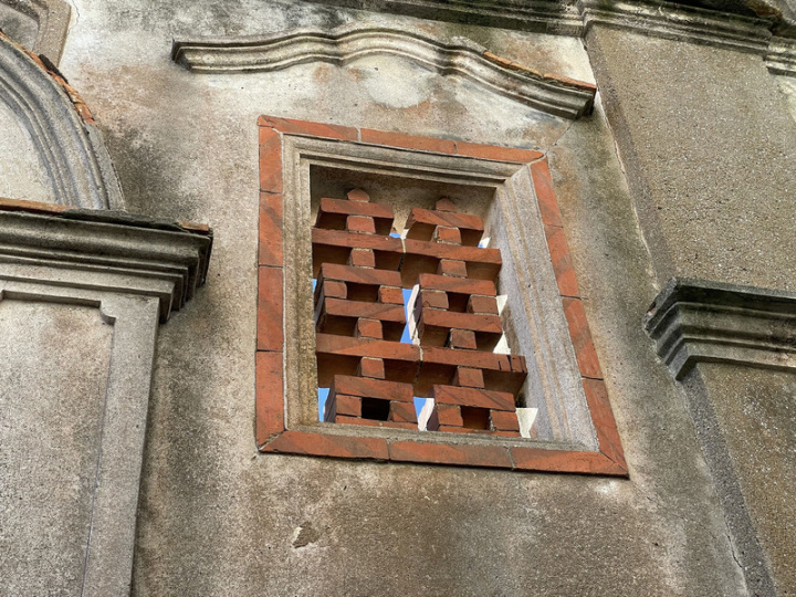 金門縣金湖鎮東村「呂朝怡洋樓」建築格局為單幢洋樓，最大特色為建物2樓正立面中央為拱門，門左右兩旁窗戶以紅磚砌出「囍」字，因此也被稱為「東村雙喜樓」。