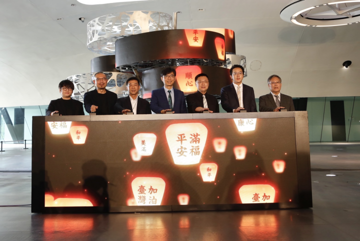 經濟部於21日在高雄衛武營國家藝術文化中心，舉辦「祈福的瞬間、夢想的開始」祈福許願樹啟動儀式記者會，圖為貴賓遠眺天燈升起、為臺灣祈福。