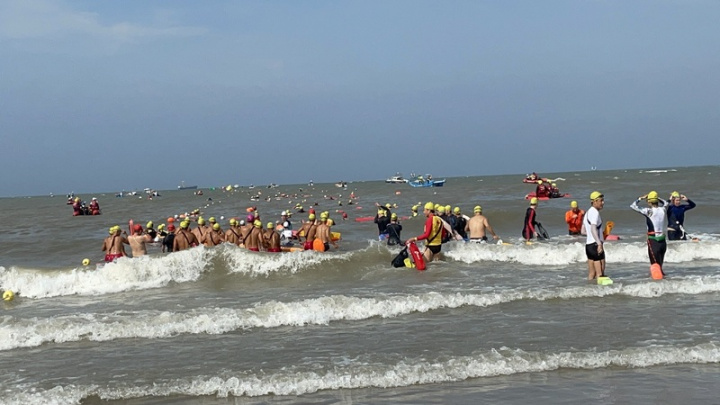 因COVID-19疫情去年停辦的「搶灘料羅灣」海上長泳17日恢復辦理，近千名泳士頂著風浪體驗早年國軍搶灘運補的驚險。