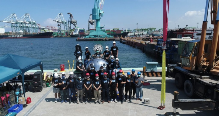 由中山大學開發的「科研用水下載人載具」，繼完成水下維生系統，接著便著手設計艙內空調系統，透過艙內溫濕度調控，讓操作員值勤過程更舒適。首次由2名操作員同時入艙，於高雄港下水實測成功。（中山大學提供）