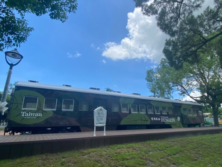 花蓮鳳林鎮是全台第一個獲義大利國際慢城組織認證，洋溢著樂活悠閒的氛圍，近期慢城廣場設施全面升級，彩繪列車也換新塗裝。（縱管處提供）