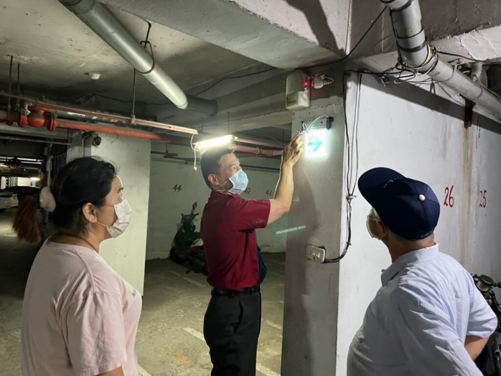 高雄市政府針對20年以上，6樓以上消防設備不合格老舊大樓，推動全國唯一「3燈2器」消防安全設備維護修繕補助專案，透過暫時性替代方式補強消防設備不足。圖為裝設後維護畫面。（高市消防局提供）