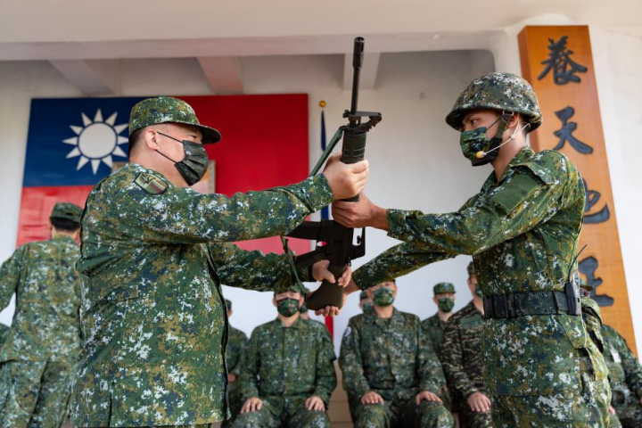 開訓典禮由陸軍司令徐上將主持授槍儀式。