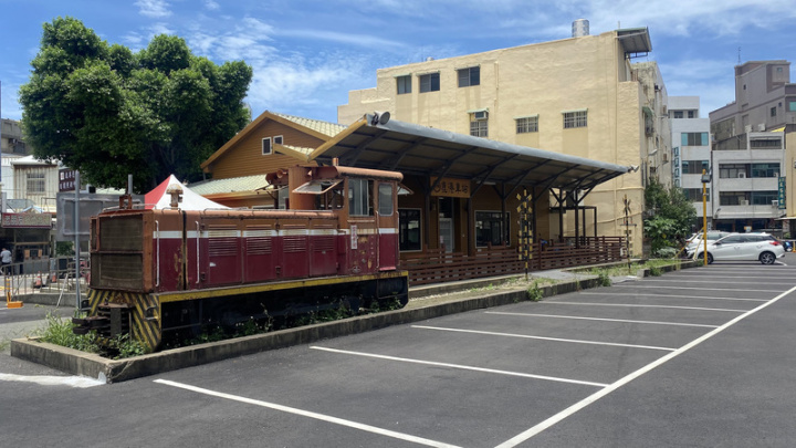 台鐵志工楊肇庭2日受訪表示，彰化鹿港以前曾有2條糖廠專用鐵路，後來車站與鐵軌都被拆除；現今作為老人養護中心的鹿港車站，是後來為推廣觀光重建，一旁有輛已報廢的糖廠火車頭，也算為糖鐵鹿港線留下紀錄。