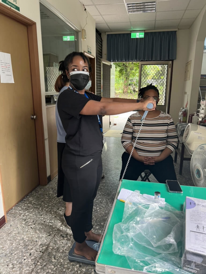 非洲友邦史瓦帝尼醫療團到嘉義學習兒婦科照護，近日參訪嘉義基督教醫院設在阿里山區的部落健康中心，並體驗檢測器材。（安欣瑜提供）