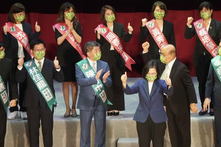  民進黨第20屆第1次全國黨員代表大會17日在台北國際會議中心舉行，18名縣市長被提名人首度同台造勢，身兼民進黨主席的總統蔡英文（前右2）與行政院長蘇貞昌（前右）為參選人加油打氣。