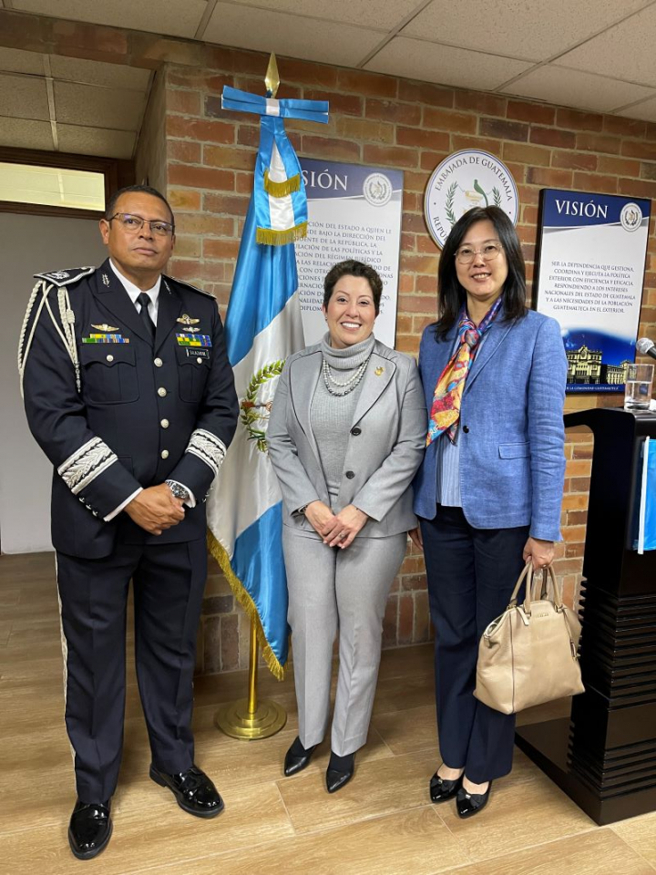 桂代表與瓜地馬拉駐哥倫比亞大使Reagan Vega Santizo(中)及瓜駐哥國武官Luis Alfredo Salazar Martínez(左)合影
