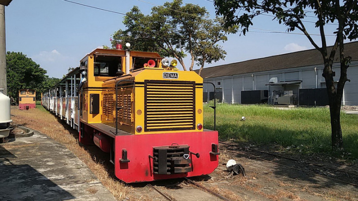 台糖蒜頭糖廠五分車鐵路延伸至高鐵嘉義站與故宮南院鐵道，工程預定民國112年8月完工。台糖29日表示，全線通車後將以復古車廂行駛，且牽引車廂的機關車頭，將使用蒜頭糖廠內德國製的「德馬牌」機關車頭。圖為行駛在蒜頭糖廠的觀光小火車。
