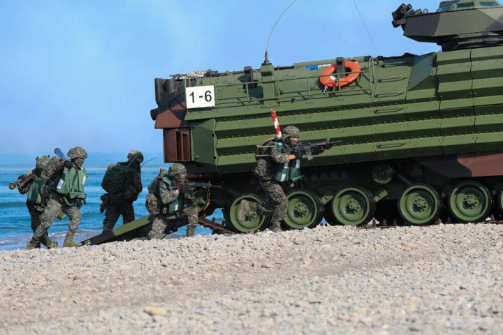 聯合兩棲特遣部隊執行聯合登陸作戰操演。（軍聞社提供）