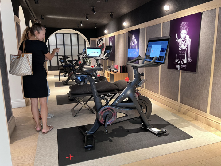 美國健身器材廠商Peloton為節省成本，12日宣布停止自製飛輪、跑步機，台灣力山工業將成為主要代工廠商。圖為紐約民眾參觀Peloton門市。
