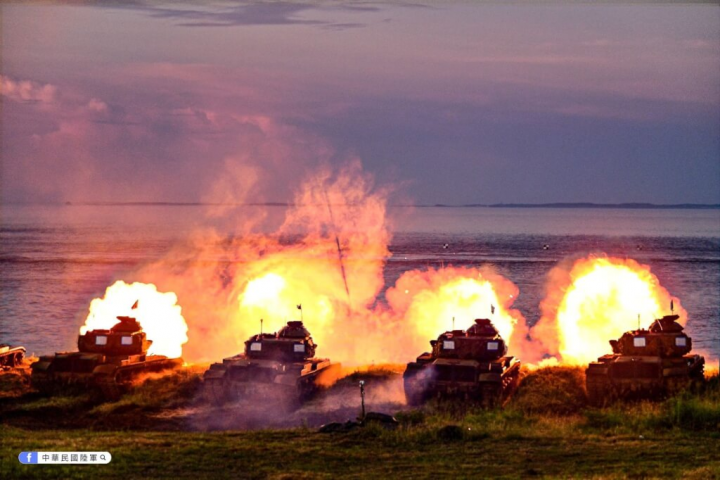 圖為M60A3戰車對海上目標實施戰車砲射擊。（圖取自facebook.com/ROC.armyhq）
