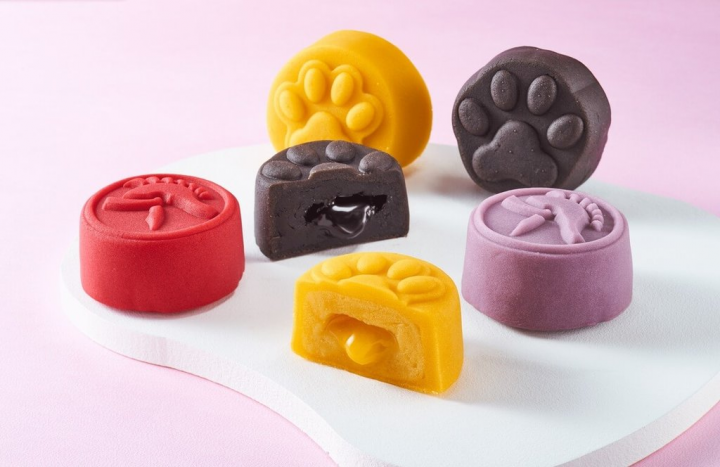 凱撒飯店今年推出「萌虎祁月流芯」中秋禮盒，以虎年應景的虎掌肉球設計月餅外型，讓人感到療癒。（凱撒飯店提供）