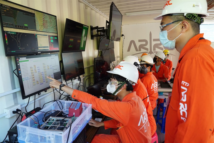 類衛星載具火箭HTTP-3A第二節火箭10日在屏東旭海順利發射，從發射前到火箭落海，過程中ARRC團隊工作人員緊盯各項數值變化。（國家太空中心提供）