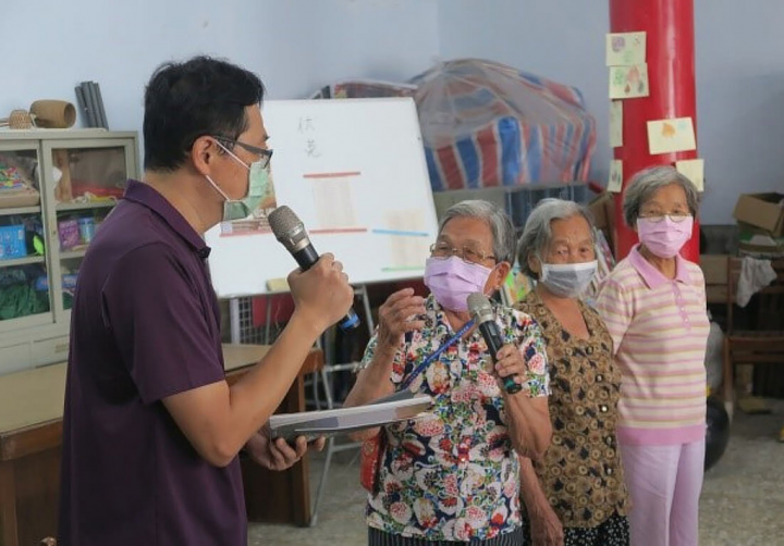 高雄旗美社區大學與「中埔59」組成團隊，共邀居民合作撰寫在地歷史，費時6個月整理文獻、採訪、撰寫，27日發布成品，並邀請居民分享記憶中的生活點滴，迴響熱烈。（旗美社大提供）