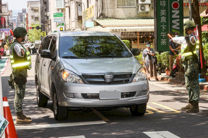 萬安45號演習將於25-28日分區舉行。圖為台北市民政局22日午後舉行111年度萬安演習廣居里防空避難處所演練。 