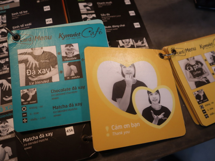 范越淮的咖啡店與車縫廠目前共聘僱了30名聽障者，店家貼心為每一道飲品都做手語圖示，讓消費者可以嘗試用手語點餐。