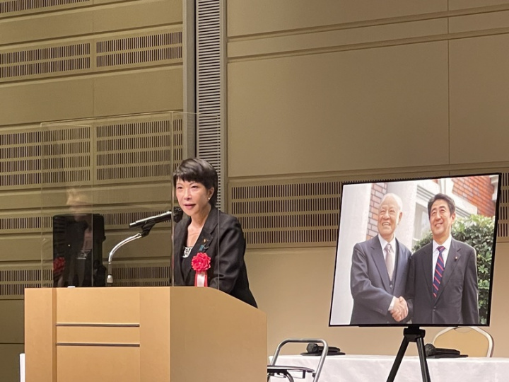 立場保守親台的日本自民黨政務調查會長高市早苗24 日說，將繼承日本已故前首相安倍晉三遺志，更進一 步強化日台關係。圖為高市日前出席活動致詞畫面。