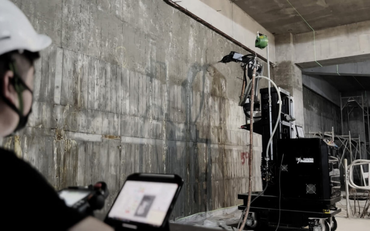 逢甲、陽明交通大學帶領機器人建造實驗室（ROSO），以遠端操作讓機器人獨立完成工地粉刷、水泥，而機器人裝修工程施作獲科技部經費補助。（ROSO機器人建造實驗室提供）