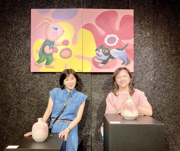 天成文旅華山町宣布，即日起舉辦「吳淡如x黃玉英繪畫陶藝聯展」，讓旅客入住同時，也能輕鬆看展。左為作家吳淡如、右為陶藝家黃玉英。（天成文旅華山町提供）