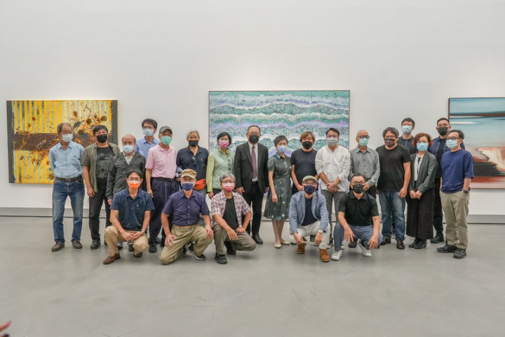 「抽象高雄」特展9日在高雄市立美術館盛大開展，參展不同世代藝術家現場與高雄市副市長史哲（後左8）、高美館館長李玉玲（後左9）等人合影。
