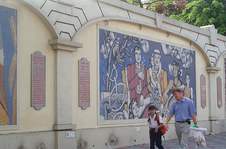 高雄市楠梓區加昌國小美術老師朱國良20年前為學校設計通學步道，當時在拍攝作品時，偶然拍下就讀加昌國小的藝人昆凌（左）和父親路過身影。（朱國良提供）