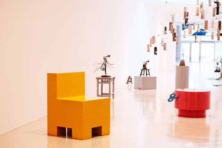 聲音藝術家邱昭財作品「聽椅子唱歌」，打造紅、黃色等形色各異的椅子，只要轉動椅子上的發條，椅子就會奏出陣陣樂音，成為朱銘美術館2022兒童藝術教育雙年展展出作品之一。（朱銘美術館提供）