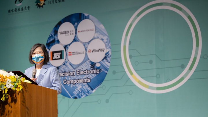 總統出席「國立中山大學『半導體及重點科技研究學院』揭牌典禮暨簽約儀式」，並致詞