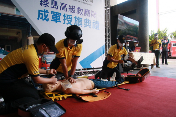 台東縣政府爭取並投入離島基金新台幣1300萬元，將 消防局綠島分隊擴編且升級為高級救護隊，11日舉行 成軍授旗典禮。高救隊現場演練插管、給藥、手動電 擊等高級心臟救命術相關處置。 （台東縣政府提供）