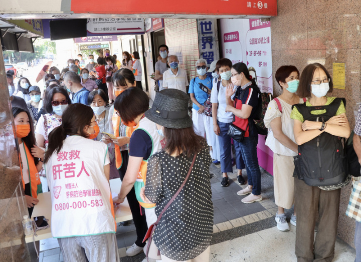 病防治學術基金會24日舉行全台16家醫療院所同步免費腹部超音波活動，為40歲以上民眾免費腹部超音波檢查，許多民眾響應，在台北的醫療院所外排隊等待檢查。